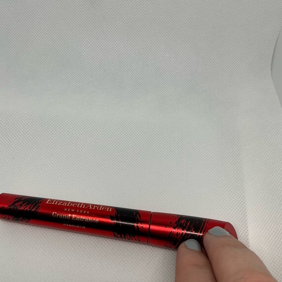 Elizabeth Arden Grand Entrance Mascara - Picture 2 of 3